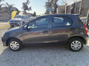 TOYOTA ETIOS X 1.5 6M/T GRIS OSCURO - Imagen 4