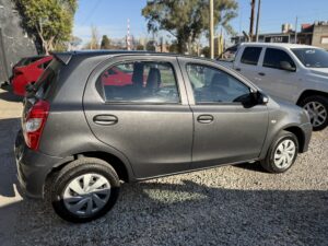 TOYOTA ETIOS X 1.5 6M/T GRIS OSCURO - Imagen 8