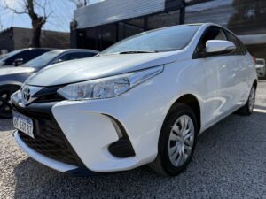 TOYOTA YARIS XS 1.5 6M/T MODELO 2022 - Imagen 3