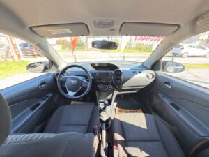 TOYOTA	ETIOS X 1.5 6TA GRIS 4 PTAS MODELO 2024 - Imagen 2