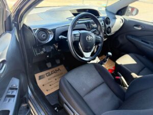 TOYOTA	ETIOS X 1.5 6TA GRIS 4 PTAS MODELO 2024 - Imagen 11