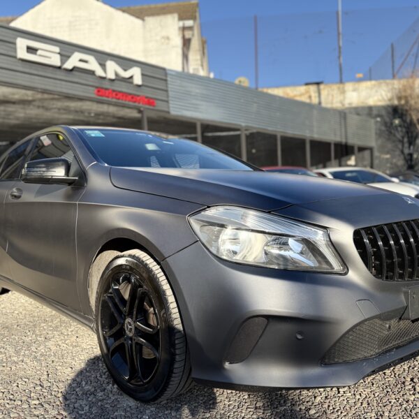 MERCEDES BENZ	A 200 BLUE EFFICIENCY URBAN AT MODELO 2017