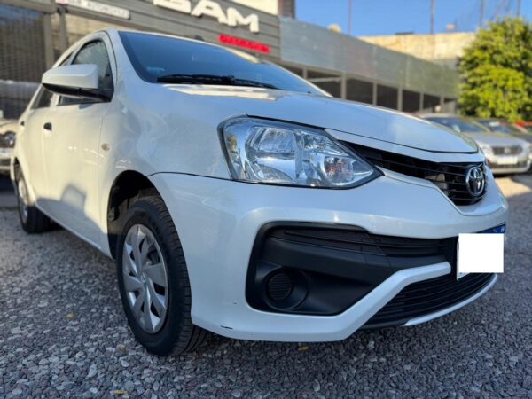 TOYOTA	ETIOS X 1.5 6TA BLANCO MODELO 2023