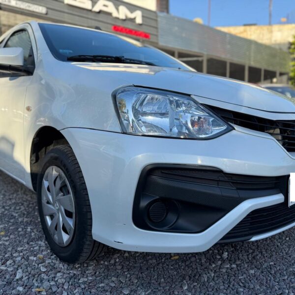 TOYOTA	ETIOS X 1.5 6TA BLANCO MODELO 2023