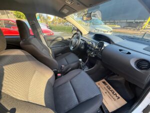 TOYOTA	ETIOS X 1.5 6TA BLANCO MODELO 2023 - Imagen 13