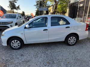 TOYOTA	ETIOS X 1.5 6TA BLANCO MODELO 2023 - Imagen 4