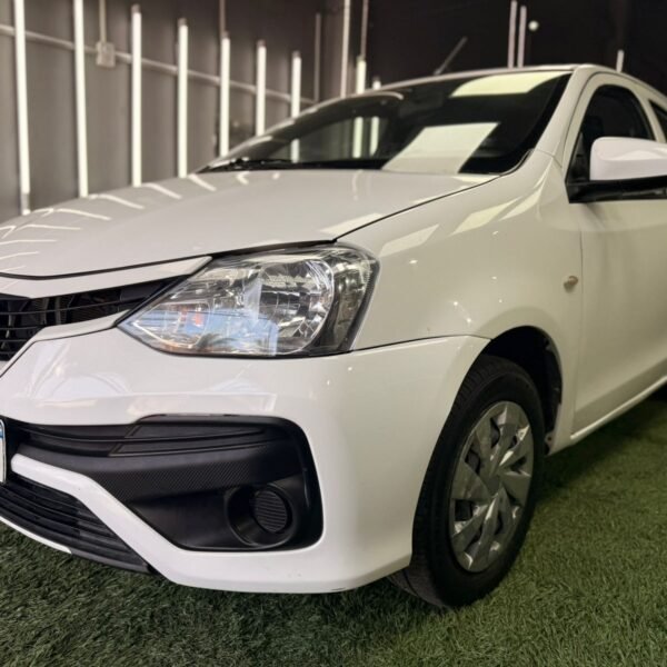 TOYOTA ETIOS X 1.5 6TA BLANCO 5 PTAS AÑO 2023