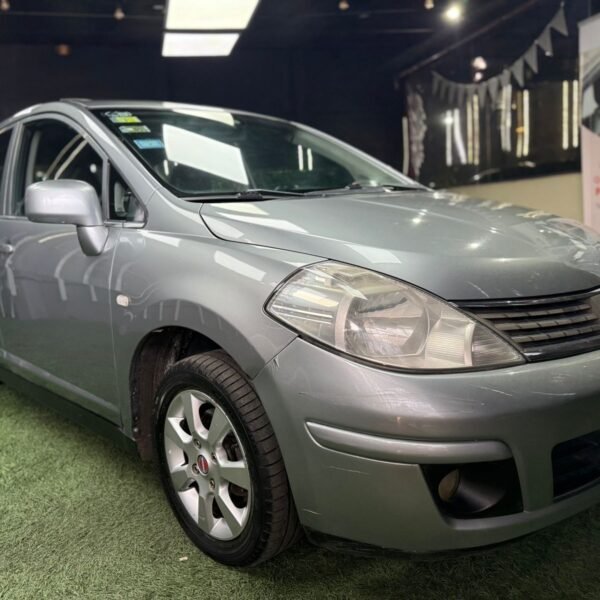 NISSAN TIIDA 1.8 6MT TEKNA C/GNC 2010